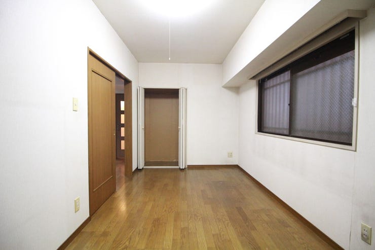 シンプルなデザインの洋室に収納を完備。生活に必要なものをすっきり片付けられ、快適な空間が保てます。