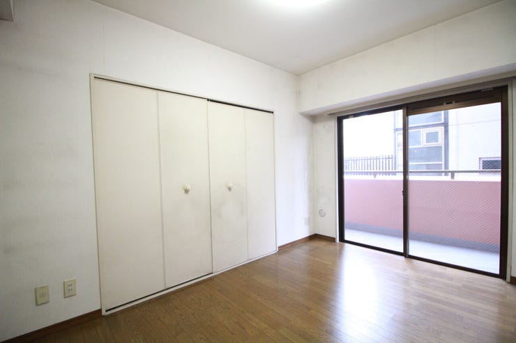 穏やかな寛ぎを届ける上質仕様のゆとりある居室。バルコニーにも面し、風通しも良く、明るい陽射しが入る心地よい空間です。