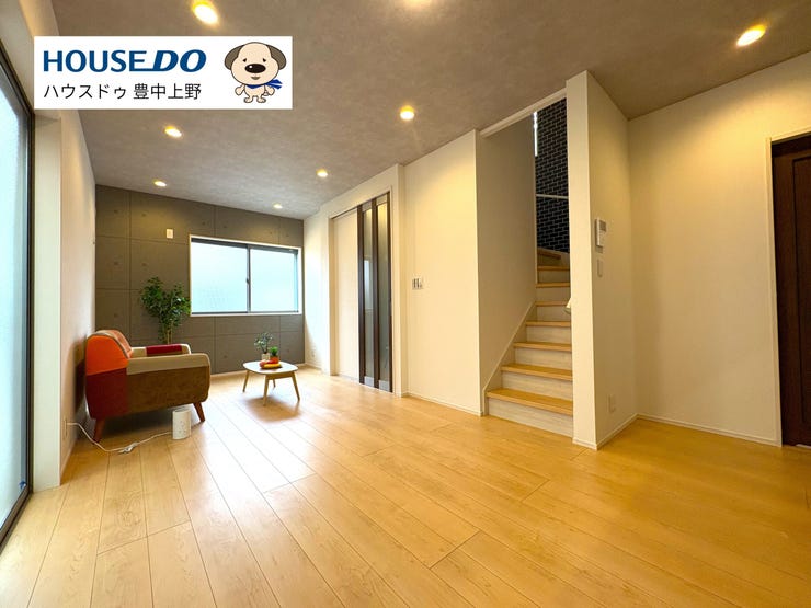 【外観】
【LDK】
約15.3帖のLDK♪3面採光で明るい室内!人気のリビング階段構造です♪