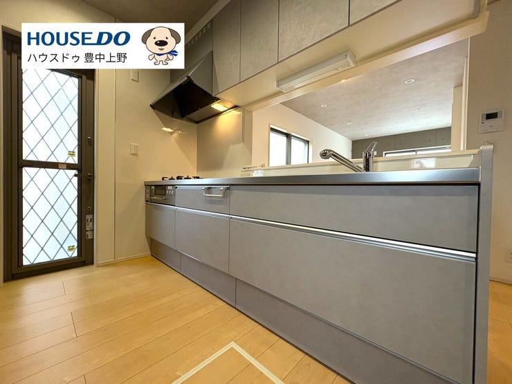 広々収納豊富なカウンタータイプのシステムキッチン!キッチン後ろも広く食器棚などゆとりをもって置いていただけます♪