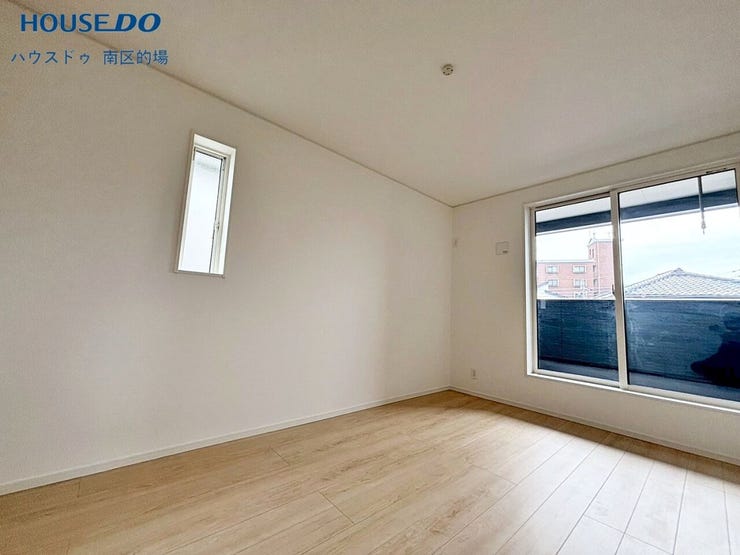 家族がそれぞれの時間を過ごすお部屋は落ち着いてリラックスできる空間。優しい日差しと風通しでゆったりと過ごすことができそうです。