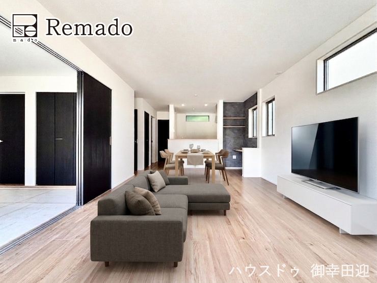 【リビング】
■家族の笑顔が集う中心地■お気に入りの家具を迎え、窓からは心地の良い光が差し込みます。※CGで家具を配置しています。