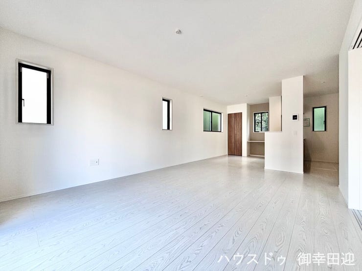 ■安らぎと笑顔の中心地■陽光が優しく降り注ぎ、会話が自然と弾む。ここでは、毎日が特別な時間へと変わります。
