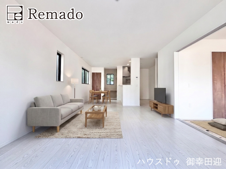 【リビング】
■家族の笑顔が集う中心地■お気に入りの家具を迎え、窓からは心地の良い光が差し込みます。※CGで家具を配置しています。