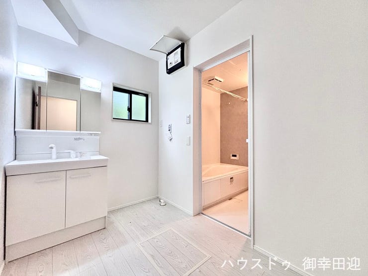 ■清々しいリフレッシュ空間■自分を磨き、気持ちを切り替える。心地よい光が差し込むプライベートスペース。
