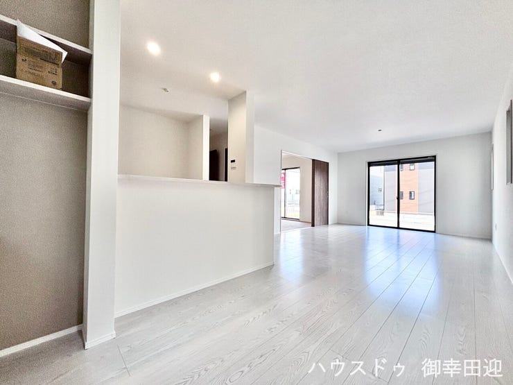 ■安らぎと笑顔の中心地■陽光が優しく降り注ぎ、会話が自然と弾む。ここでは、毎日が特別な時間へと変わります。