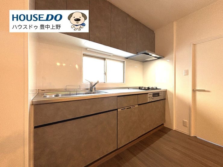 新規交換されたシステムキッチン!食洗機・三口コンロ付きで快適にお料理を行っていただけます!