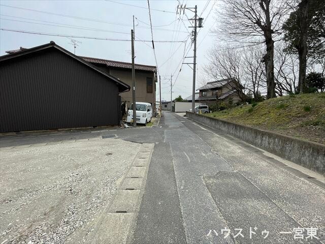 南側幅員約3.9mの前面道路です。普通車が1台通れる幅となります。大型車の通行が少ないので、振動や騒音が抑えられます。