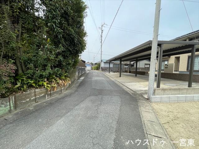 南側幅員約3.9mの前面道路です。車1台が余裕を持って通れる道幅です。車はスピードを控えるので事故率の軽減や歩行者も安心して通行できます。