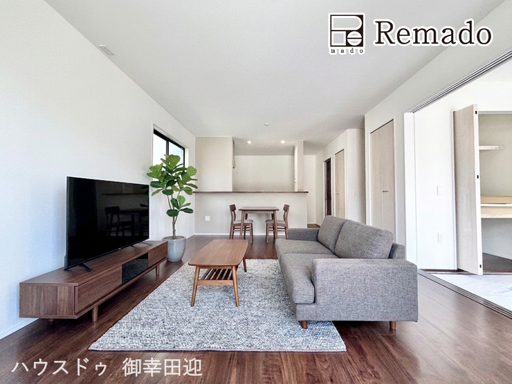【リビング】
■家族の笑顔が集う中心地■お気に入りの家具を迎え、窓からは心地の良い光が差し込みます。※CGで家具を配置しています。