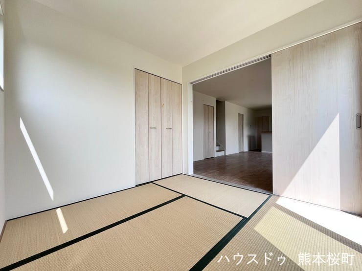 ■1階4.5帖和室■ゲストをもてなし、昼寝や家事にも使える、畳のぬくもりが心地よい多目的万能スペース。