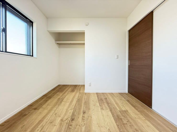 4.5帖洋室
収納付きで余分な家具を置かずに済み、お部屋の用途をシンプルにできます♪