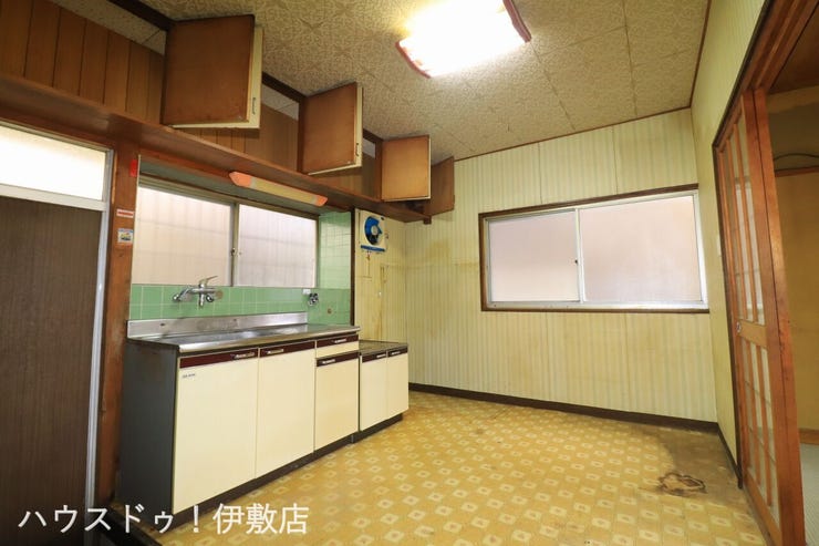 【ダイニングキッチン】
窓が2方向にあり、自然光が入りやすいダイニングキッチン