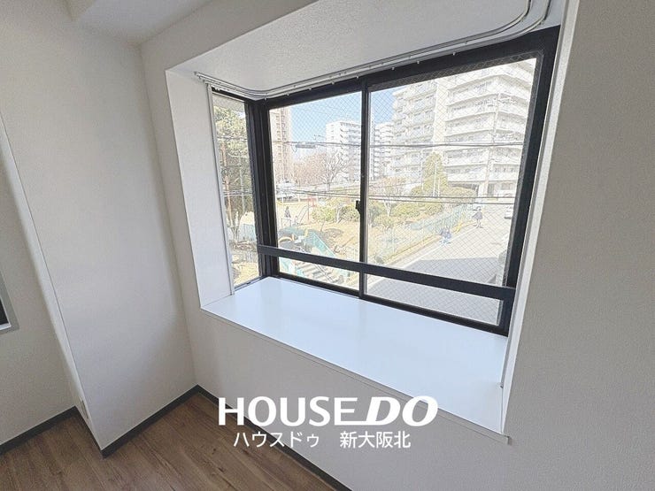 ■リビングに面した6帖洋室
■窓の手前のスペースは小物やインテリアを飾ってお気に入りの空間を演出していただけますよ♪