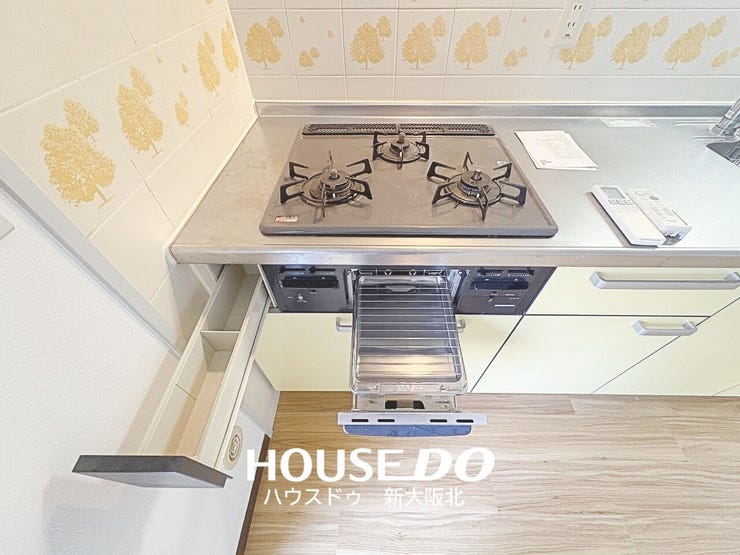 ■コンロの横にスパイスケースがあるのも嬉しいポイント!
■料理をしながらサッと取り出せるだけではなく、ホコリや油汚れから調味料を守り、清潔にお使いいただくことができます!