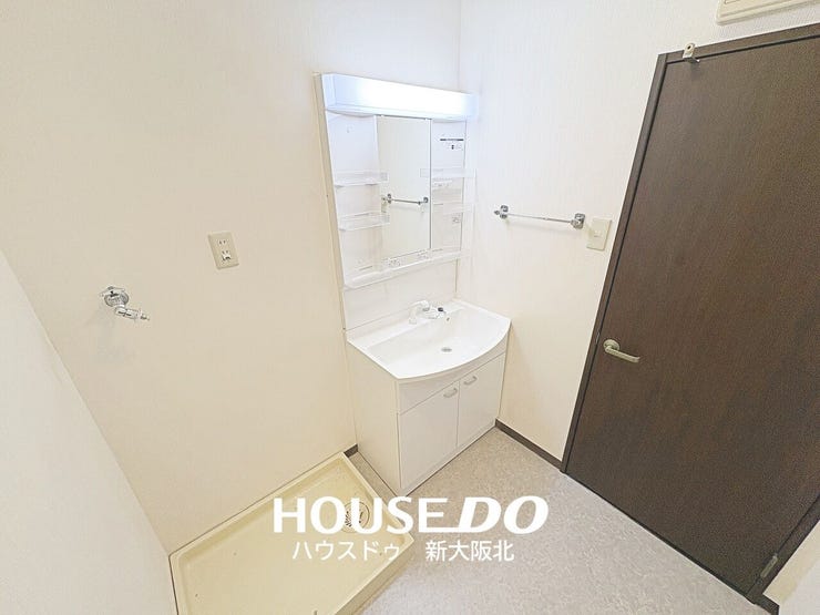 ■2025年にシャワー付き洗面化粧台を交換済みです!
■鏡の両側にたくさんの収納棚がついた洗面台!
■欲しいものをサッと取り出せるので、忙しい朝の身支度もはかどりそうですね!