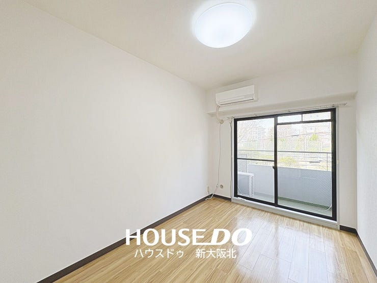 ■玄関横6.5帖洋室
■こちらのお部屋はリビングを通らずに入室できるため独立性が高く、プライベートを大切にするご家族にもオススメです!