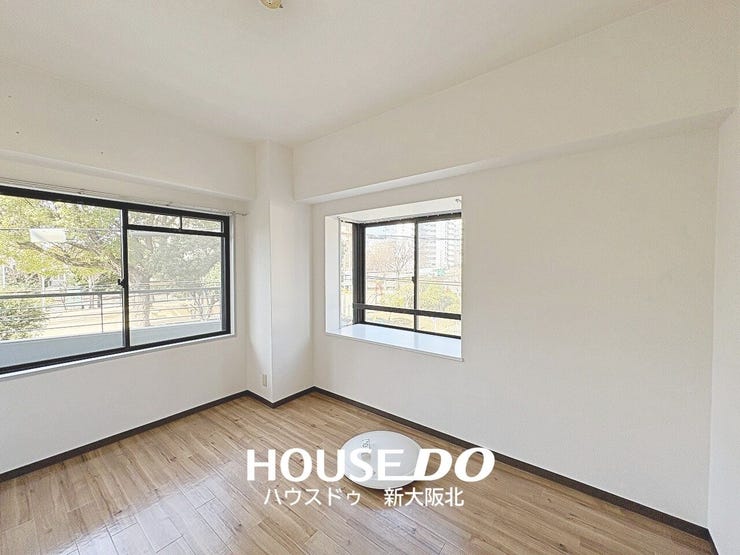 ■リビングに面した6帖洋室は2面の窓から光が差し込みます♪毎朝気持ちよく起きられそうですね!