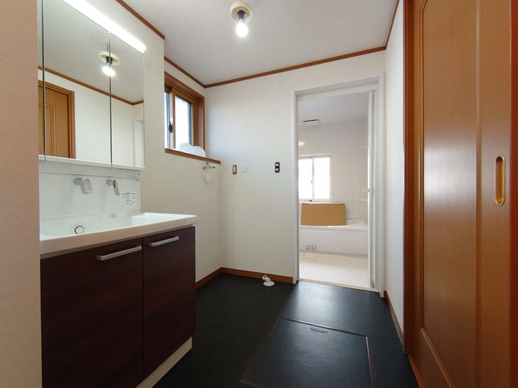 洗面・脱衣室は、洗濯機置場にも余裕があります♪縦型でもドラム式でも♪三面鏡付き洗面台へ交換実施済み♪