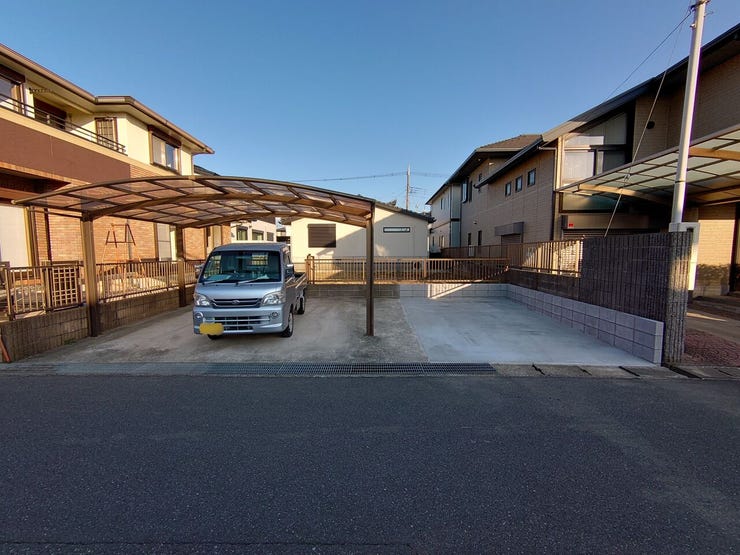 駐車スペース並列3台分、カーポート並列2台、土間増設1台分~余裕もございます、前面道路6m♪