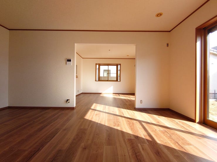 広々約23帖のリビング・ダイニング、南向きで採光も十分です♪ダイニングとリビングを使い分けできる壁の配置です♪