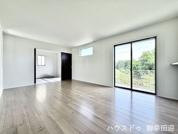 ■安らぎと笑顔の中心地■陽光が優しく降り注ぎ、会話が自然と弾む。ここでは、毎日が特別な時間へと変わります。