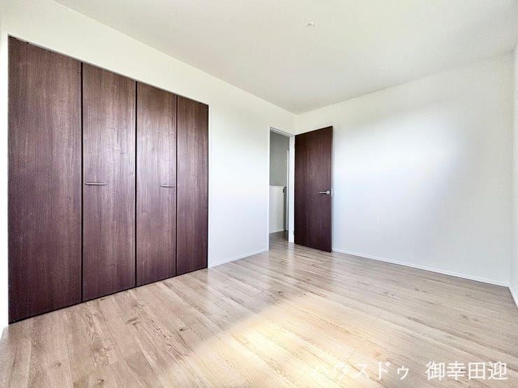 ■2階6帖洋室■寝室、書斎、趣味の部屋。家族の成長やライフスタイルに合わせ、様々な使い方ができる快適な空間です。