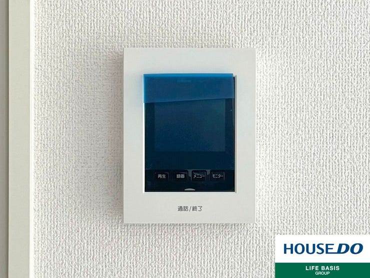 【インターホン】来客時に便利なモニター付インターホン。玄関ドアを開けることなく夜間でも訪問者の顔をモニターで確認できるため、トラブル防止にも繋がります。奥様やお子様のみのご在宅でも安心の防犯設備です!