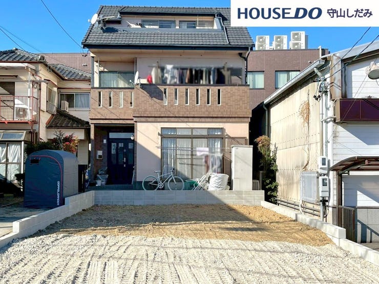 【駅まで徒歩15分圏内】便利さと落ち着きのバランスが取れた立地。駅近の便利さを享受しつつ、徒歩圏内で自然豊かな環境が広がり、静かな生活が実現できます。少し歩くことで、生活に彩りを加えてくれます。