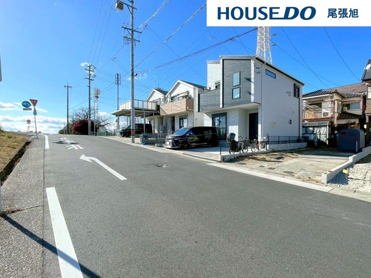 【前面道路】南向きの土地は日当たりもよく、お家の顔が正面を向きます。実際の交通量、日当たり、風通しは現地を見てみましょう♪現地を実際に見ていただくことでしか分からない情報が沢山あります!