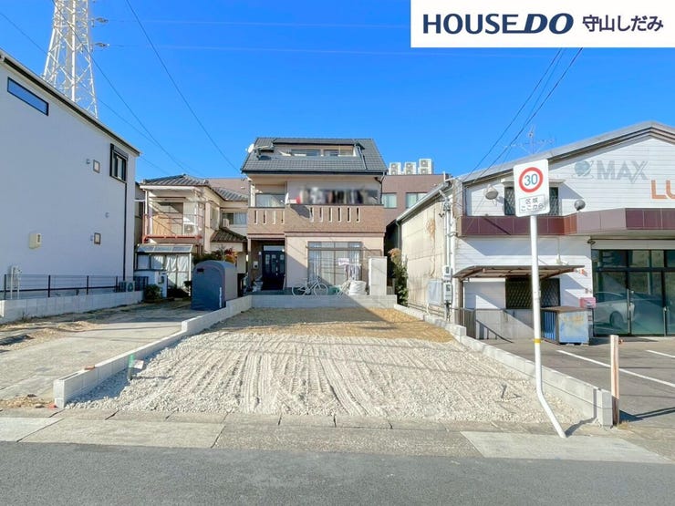 【スーパーまで徒歩10分圏内】日常のお買い物がもっとスムーズに。ちょっとしたお出かけ気分で歩いて行ける距離だから、車を使わずに済み、環境にも優しいライフスタイルが実現できます。便利で快適な立地です。