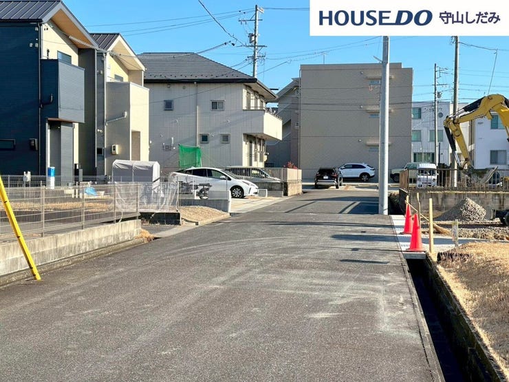 【前面道路】お車2台が並んでも、余裕をもってすれ違いのできる道路幅です。駐車がしやすいため、運転にご不安な方でも安心して駐車が出来ます!現地を実際に見ていただくことでしか分からない情報が沢山あります!