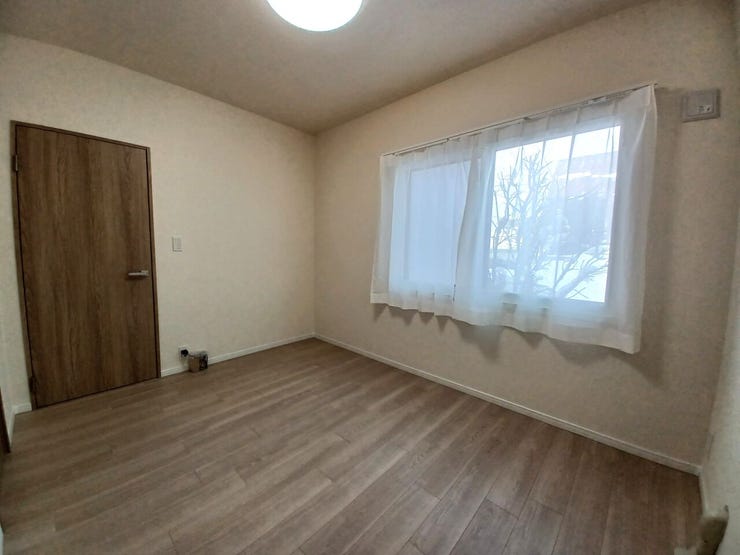 ■洋室(約6帖)■
約6帖の洋室は落ち着いた空間で、書斎や趣味部屋など自分だけの時間をゆったり楽しめます。シンプルで使いやすく、暮らしに合わせて自由に活用できるお部屋です。