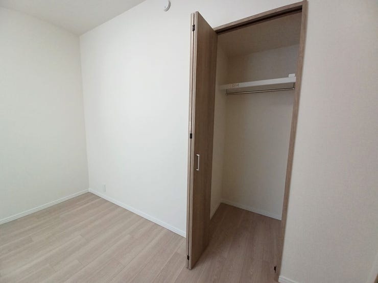 ■クローゼット■
洋室に設けられたコンパクトなクローゼット。衣類や小物の整理に便利で、部屋をすっきり保てます。使い勝手が良く、ちょっとした収納にも重宝するスペースです。