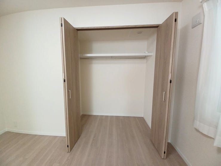 ■クローゼット■
洋室に設けられたクローゼットは、衣類や小物をしっかり収納でき、整理もしやすい設計。部屋をすっきり保てるだけでなく、日常の使い勝手も良く、暮らしに便利な収納スペースとして活躍します。