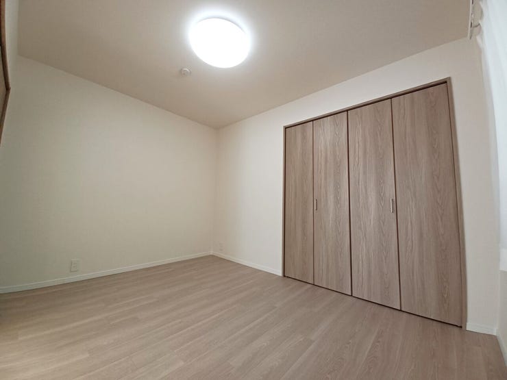 ■洋室(約6帖)■
約6帖の洋室は落ち着いた空間でリビングと近接しており、可動間仕切りで空間を仕切ることも可能。家具の配置もしやすく、子ども部屋や趣味スペースなど暮らしに合わせて快適に活用できます