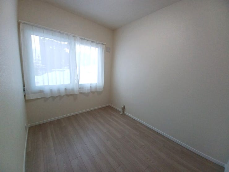 ■洋室(約4.2帖)■
約4.2帖の洋室は、落ち着いた空間でシンプルな間取り。窓から自然光が入り、ちょっとした作業や収納、季節ごとの荷物置き場など、暮らしに合わせて自由に活用できるお部屋です。