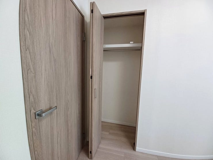 ■クローゼット■
クローゼットを活用して持ち物をスマートに収めれば、居住スペースを広々と確保できます。お気に入りに囲まれた、心地よい自分だけの時間が過ごせます。