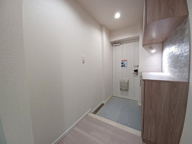 ■玄関■
間接照明が柔らかな影を生み出し、帰宅するたびに安らぎを感じる空間。収納も完備し、いつも整った状態をキープできます。こだわりの小物を飾れば、毎日が特別な気分になります!