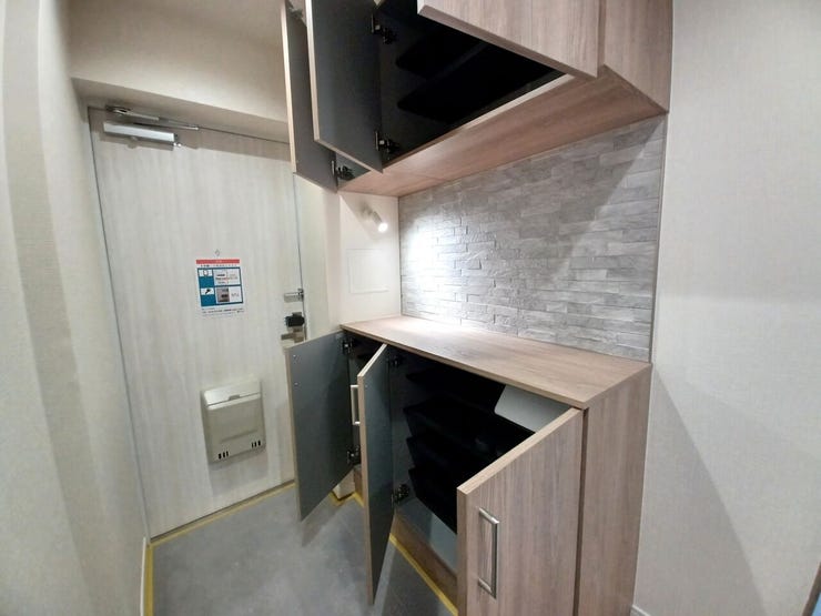 ■玄関収納■
シューズボックスは上下に分かれたセパレートタイプ。上段には傘やケア用品も効率よく収まります。玄関周りの小物がスマートに片付くから、いつでも広々。使い勝手にこだわった便利な収納です。