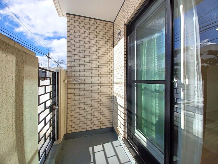 ■バルコニー■
お部屋に心地よい光と風を取り込む、貴重なプライベート空間。外の空気を感じながらリフレッシュできる場所があるだけで、日常にゆとりが生まれ、暮らしに開放感をプラスしてくれます。