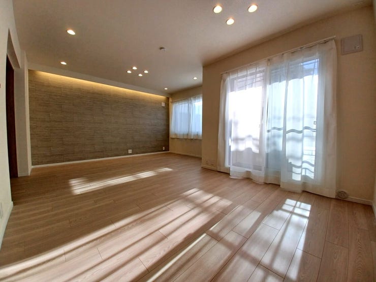 ■LDK(約18.6帖)■
南西向きバルコニーに光が差し込む明るいリビング。開放感あふれる空間で家族の時間も心地よく、風通しも良く毎日の暮らしを快適に彩ります。