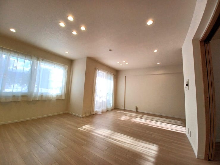 ■LDK(約18.6帖)■
ゆったり18.6帖の広々LDK。開放感あふれる空間で家族の時間も心地よく、風通しも良好。のびやかな空間でくつろぎながら、毎日の暮らしを快適に過ごせます