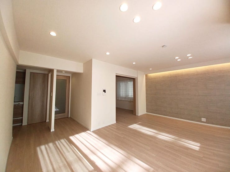 ■LDK(約18.6帖)■
約18.6帖のリビングは、間接照明がやさしい光を添える落ち着いた空間。読書やおうちカフェなど自分の時間をゆったり楽しめ、暮らしのひとときを穏やかに彩ります