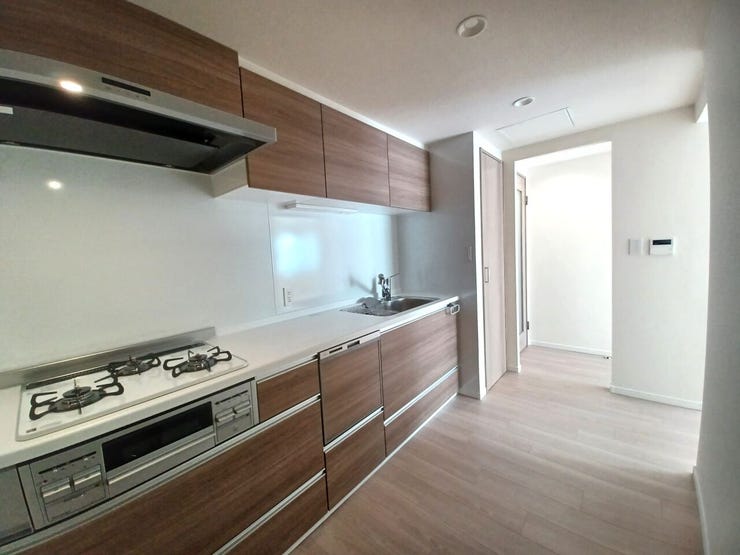 ■キッチン■
独立キッチンは料理に集中でき、においや生活感をリビングに広げずにすっきり快適。作業スペースが確保されており、片付けや家事も効率的に行え、お子さまや来客がいても安心して調理できます。