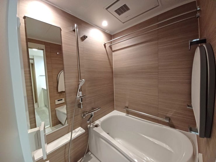 ■バスルーム■
リフォーム済みのバスルームは、木目調の壁が落ち着いた雰囲気を演出。浴室乾燥機付きで快適に過ごせ、毎日のバスタイムをリラックス空間として楽しめます。