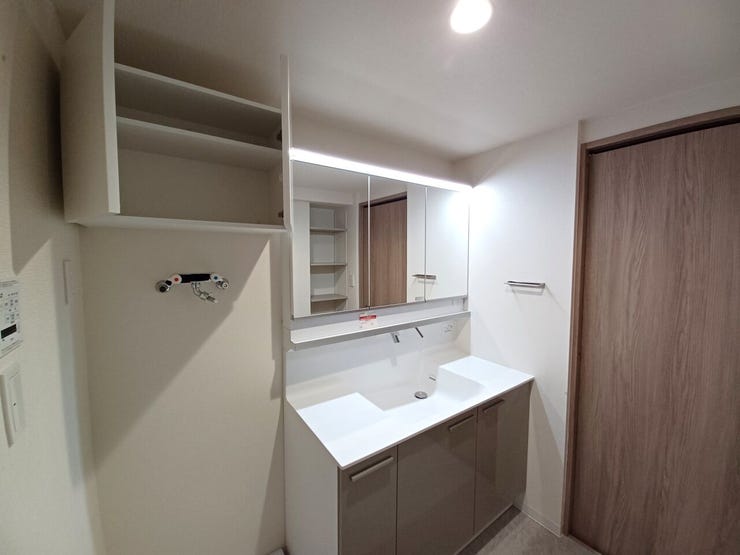 ■洗面所■
三面鏡付き洗面化粧台は、身だしなみを整えやすく、収納もたっぷりで整理整頓がしやすい空間。清潔感あふれるデザインで毎日の準備や家事もスムーズにこなせ、忙しい朝も快適に過ごせます。