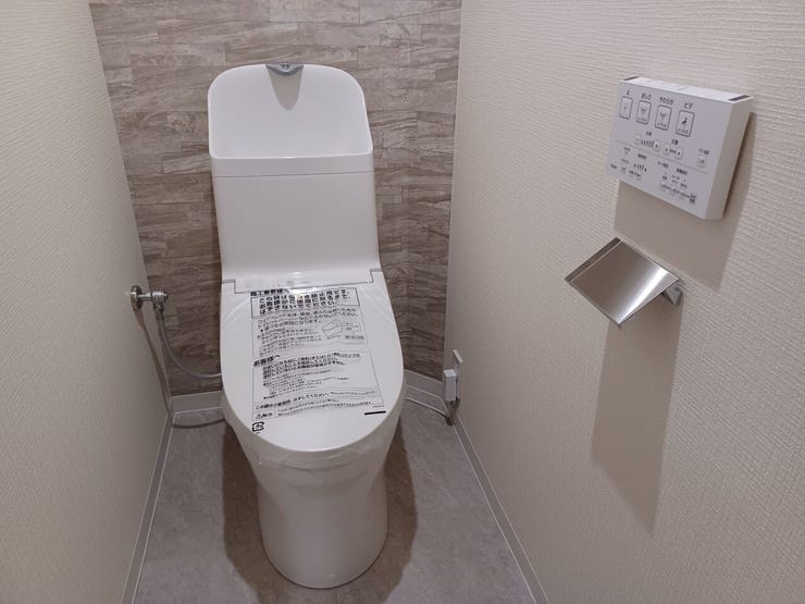 ■温水洗浄便座付きトイレ■
温水洗浄便座付きで快適に使えるトイレ。清潔感ある空間でお手入れも簡単。広めの設計でゆったり使え、毎日の暮らしに安心と便利さをプラスし、快適に過ごせます