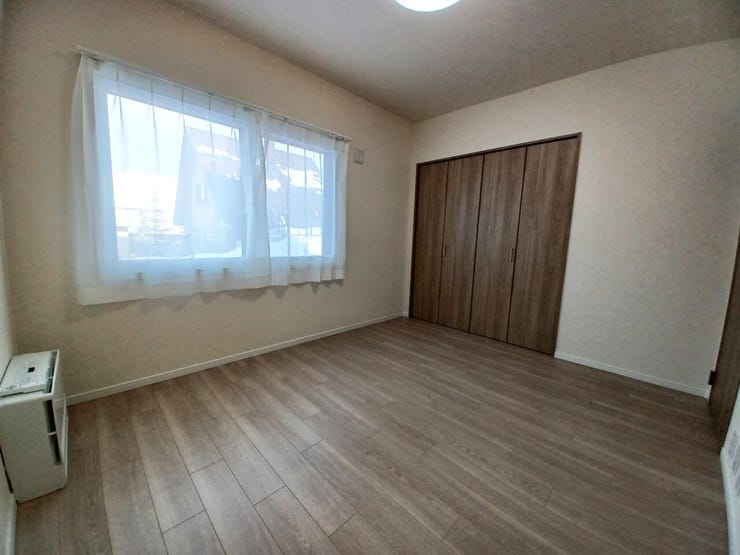 ■洋室(約6.5帖)■
約6.5帖の洋室は落ち着いた空間でベッドやデスクなど家具の配置もしやすく、窓からやさしい光が入りプライベート空間や趣味部屋として快適に活用できます。