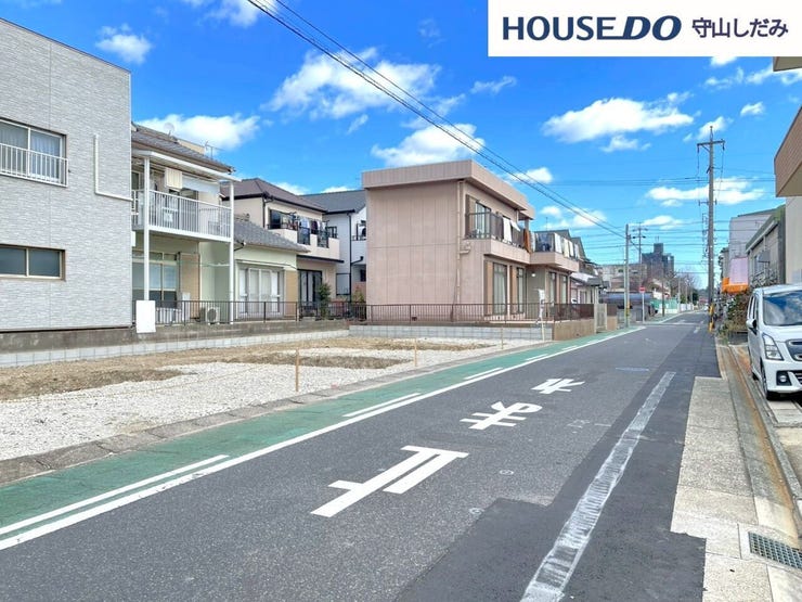 【前面道路】お車2台が並んでも、余裕をもってすれ違いのできる道路幅です。駐車がしやすいため、運転にご不安な方でも安心して駐車が出来ます!現地を実際に見ていただくことでしか分からない情報が沢山あります!